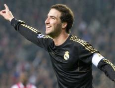 战术调整首场状态出色，勇士观众沸腾！阿扎伦卡重返赛场热度持续攀升